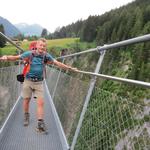 Franco auf der Hängebrücke