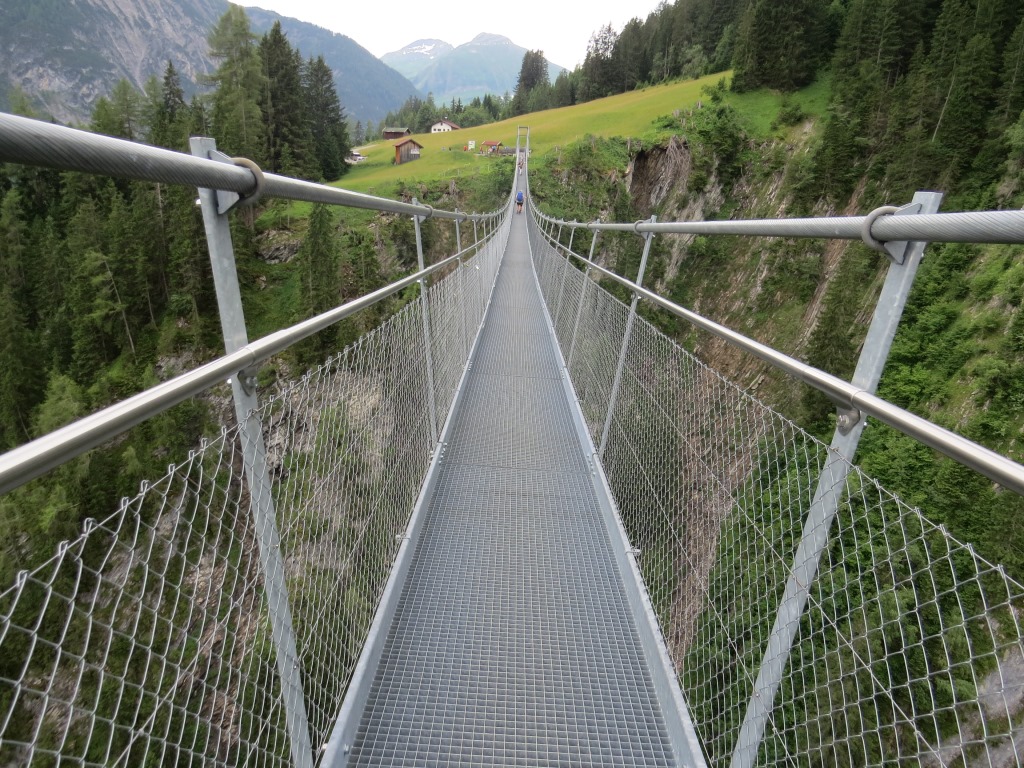 Die Hängebrücke hat ein Spannweite von 200m. Eine Höhe von105. Tragkraft 630 Personen