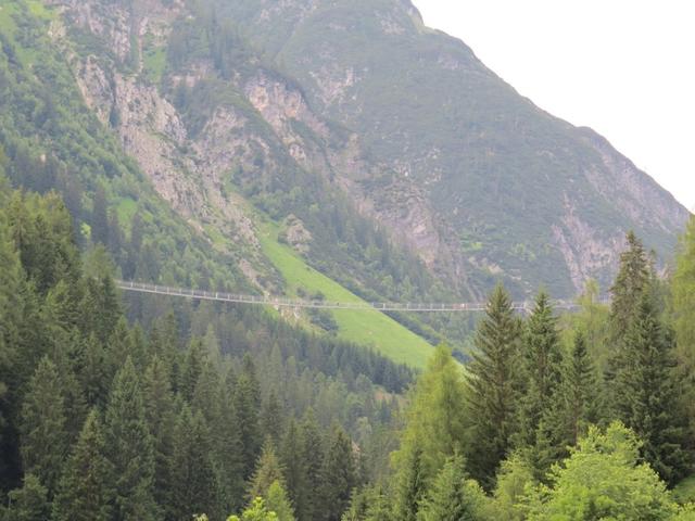 Blick von Holzgau hinauf zur Hängebrücke