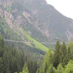 Blick von Holzgau hinauf zur Hängebrücke