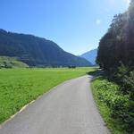über eine Asphaltstrasse laufen wir im Lechtal Richtung Schönau