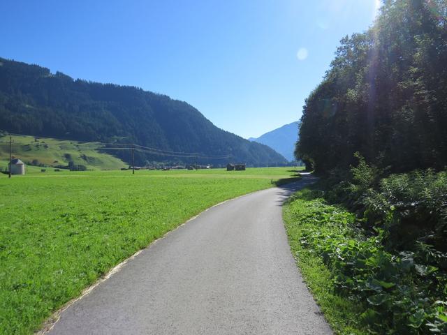 über eine Asphaltstrasse laufen wir im Lechtal Richtung Schönau