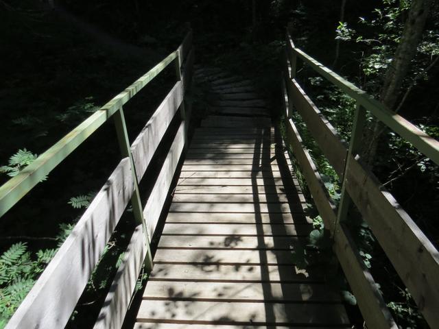 über eine Holzbrücke überqueren wir den Alperschonbach