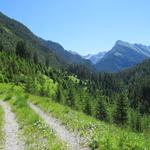 kurz vor Madau wird der Weg breiter. Gut ersichtlich rechts der morgige Wegverlauf