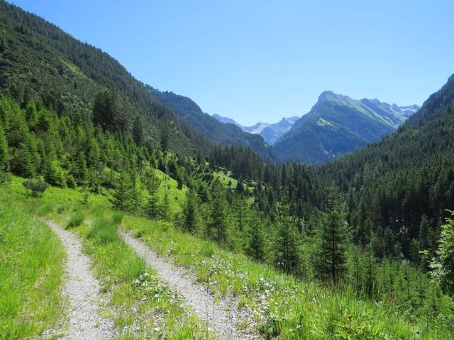 kurz vor Madau wird der Weg breiter. Gut ersichtlich rechts der morgige Wegverlauf