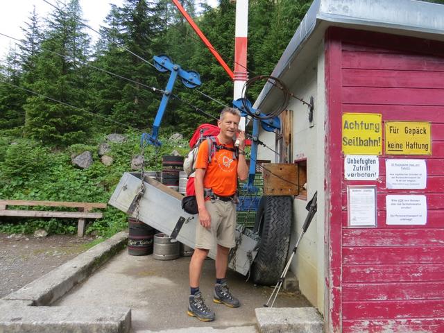 Franco telefoniert mit dem Hüttenwart und organisiert den Rucksacktransport