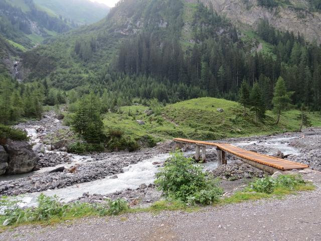 über diese Holzbrücke überqueren wir den Parseierbach