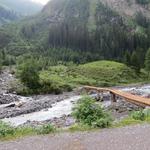 über diese Holzbrücke überqueren wir den Parseierbach