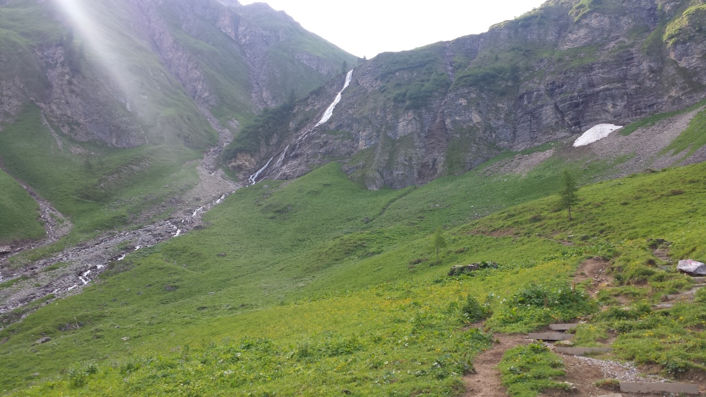 schon von weitem ist ein schöner Wasserfall zu sehen