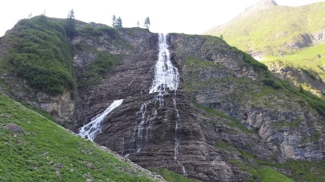 ... und gelangen so direkt zum Wasserfall