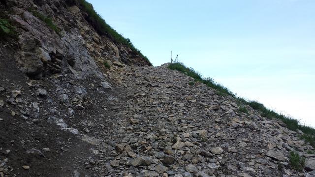 kurz nach dem Wasserfall wird ein steiniger Pfad erklommen