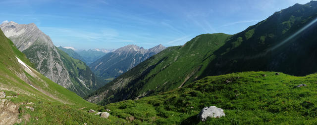 schönes Breitbildfoto mit Blick ins Parseier- und Madautal