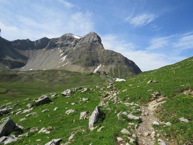 und schon taucht vor uns die Memmingerhütte auf