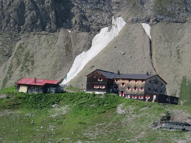 die Memmingerhütte herangezoomt