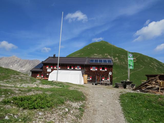 nachdem wir die Rucksäcke wieder zu uns genommen haben, verlassen wir die Memmingerhütte