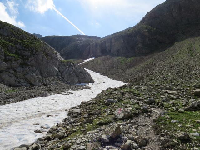 rechts am Altschneefeld vorbei, zieht der gut ersichtliche Bergpfad in die Höhe