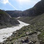 rechts am Altschneefeld vorbei, zieht der gut ersichtliche Bergpfad in die Höhe