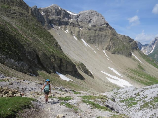 der Bergpfad wird nun deutlich steiler. Eine schweisstreibende Angelegenheit