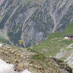 Tiefblick auf die Weggabelung und auf die Memmingerhütte