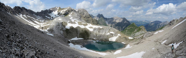 sehr schönes Breitbildfoto aufgenommen kurz vor der Seescharte. Rechts gut ersichtlich der Bergpfad