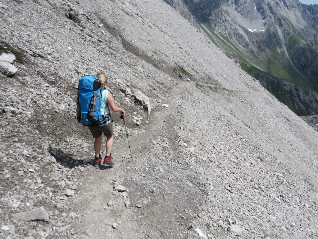 über feines Geröll verlassen wir die Umgebung der Scharte