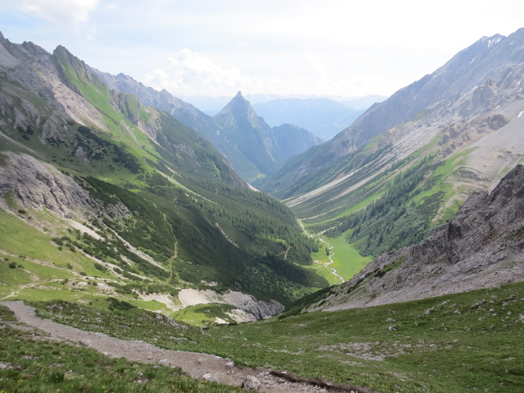 Blick hinunter in das grüne Lochbachtal