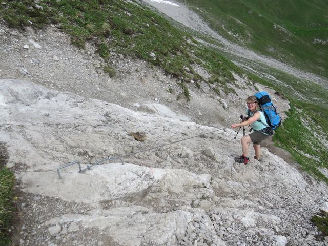 bei diesem rutschigen Felsen ist eine Kette angebracht