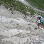 bei diesem rutschigen Felsen ist eine Kette angebracht