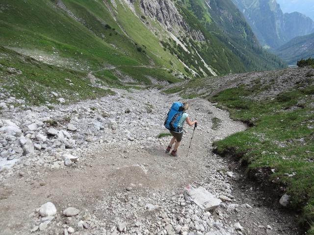 auf einem steilen und steinigen Serpentinenweg verlieren wir an Höhe