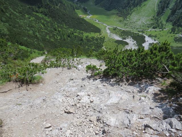 vor uns taucht die Oberlochalpe auf