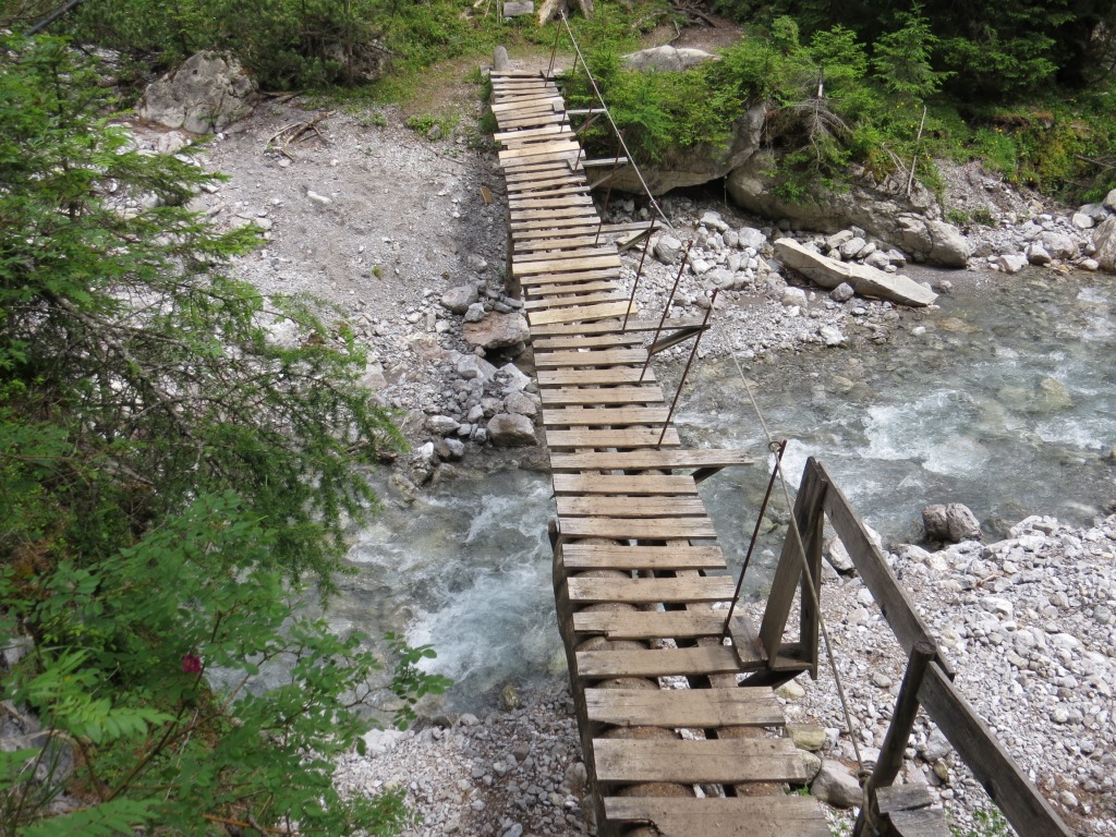 über die Brücke überqueren wir den Lochbach