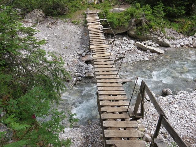 über die Brücke überqueren wir den Lochbach