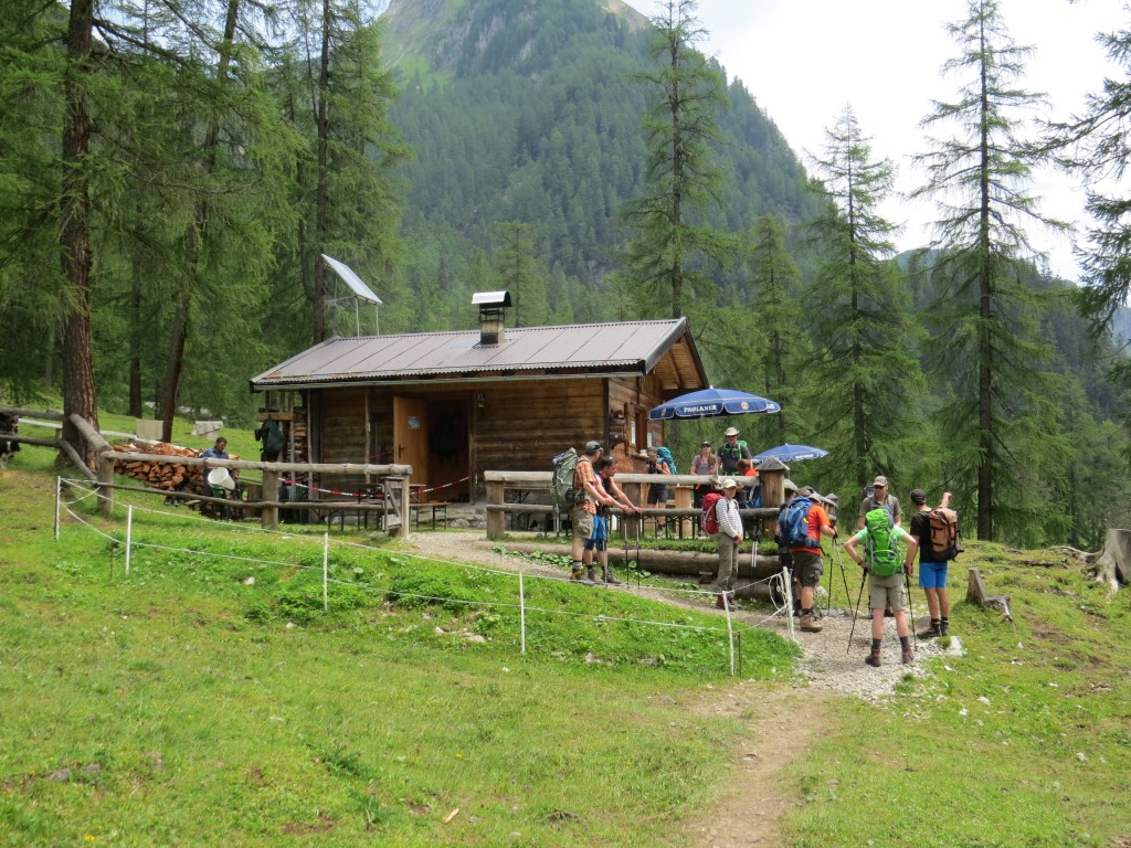 vor uns verlassen einige E5 Wanderer die Unterlochalmhütte