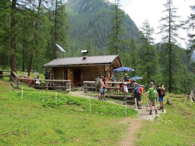 vor uns verlassen einige E5 Wanderer die Unterlochalmhütte