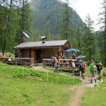 vor uns verlassen einige E5 Wanderer die Unterlochalmhütte