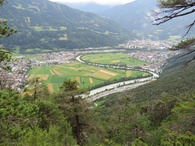 vor uns taucht das Inntal auf mit Landeck...