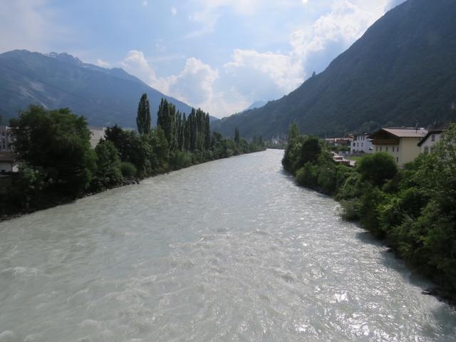 über eine Grosse Brücke überqueren wir die Inn und erreichen Zams 775 m.ü.M.