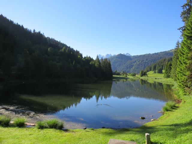 wir verlassen den idyllisch gelegenen Lac de Morgins und überqueren die Grenze