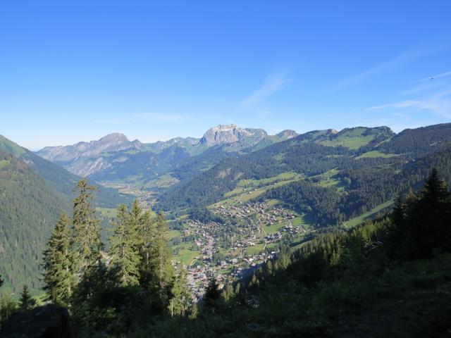 Blick ins Tal und in das französische Skigebiet von Le Châtel