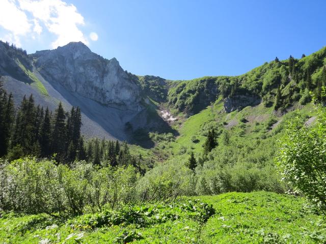 bei Les Conchettes mit Blick hinauf zum Pointe de Bellevue