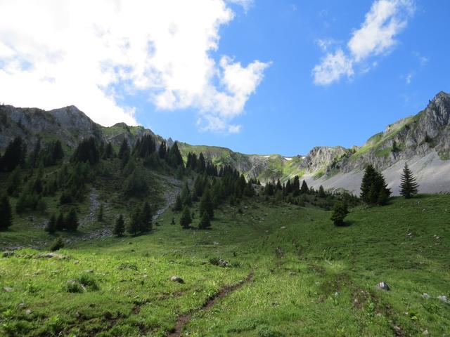 über die Combe de Dreveneuse wandern wir nun zu Punkt 1843 m.ü.M.