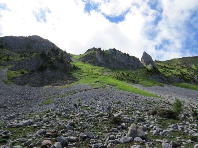 bei Punkt 1843 m.ü.M. wird der Bergweg steiler