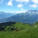 sehr schönes Breitbildfoto. Links die Rhone Ebene, rechts der Dents du Midi