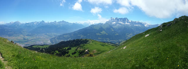 sehr schönes Breitbildfoto. Links die Rhone Ebene, rechts der Dents du Midi