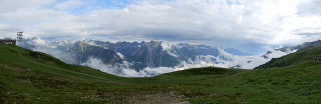 schönes Breitbildfoto mit Blick ins Lechtal und zu den Lechtaler Alpen, die wir gestern überquert haben