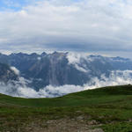 schönes Breitbildfoto mit Blick ins Lechtal und zu den Lechtaler Alpen, die wir gestern überquert haben