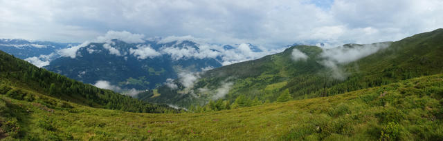 schönes Breitbildfoto aufgenommen auf der Goglesalm, mit Blick in die Ötztaler Alpen