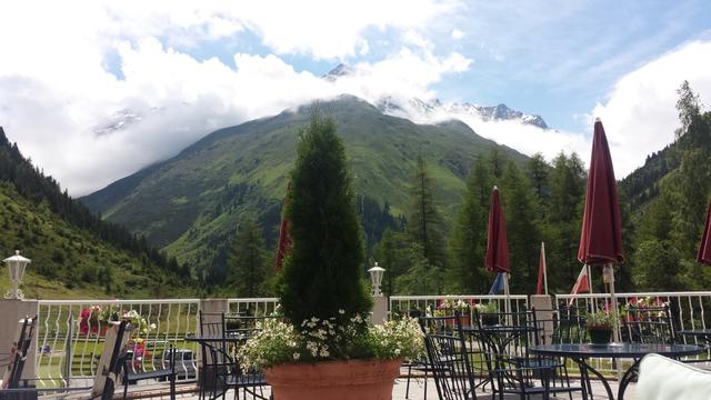 auf der Terrasse des Hotels geniessen wir die Sonne und lassen es uns gut gehen