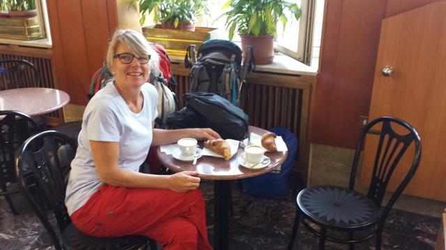 kleines Frühstück im Bahnhof von Merano