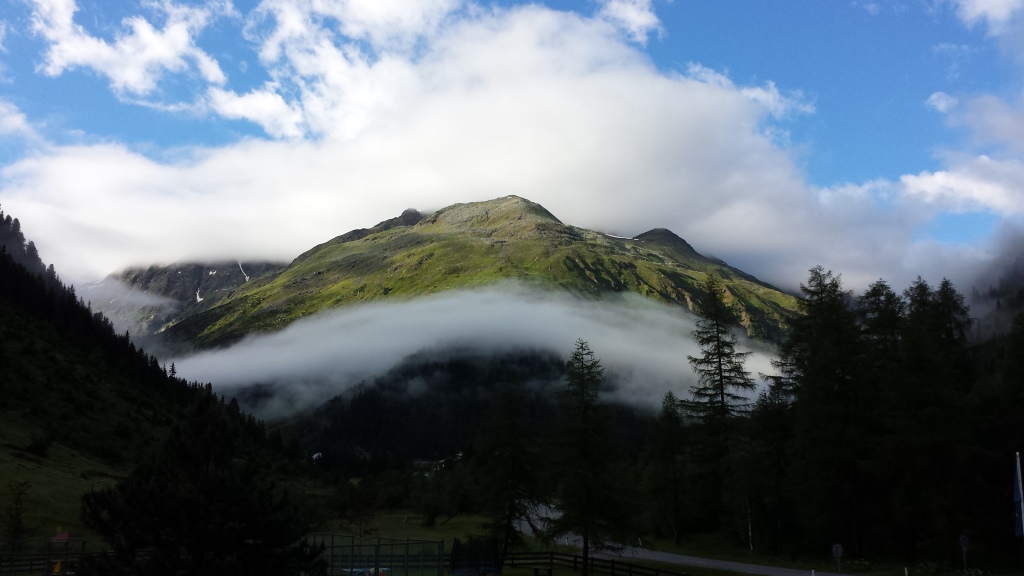 der Blick aus dem Hotelfenster lässt uns hoffen. Heute überwinden wir den höchsten Punkt des E5